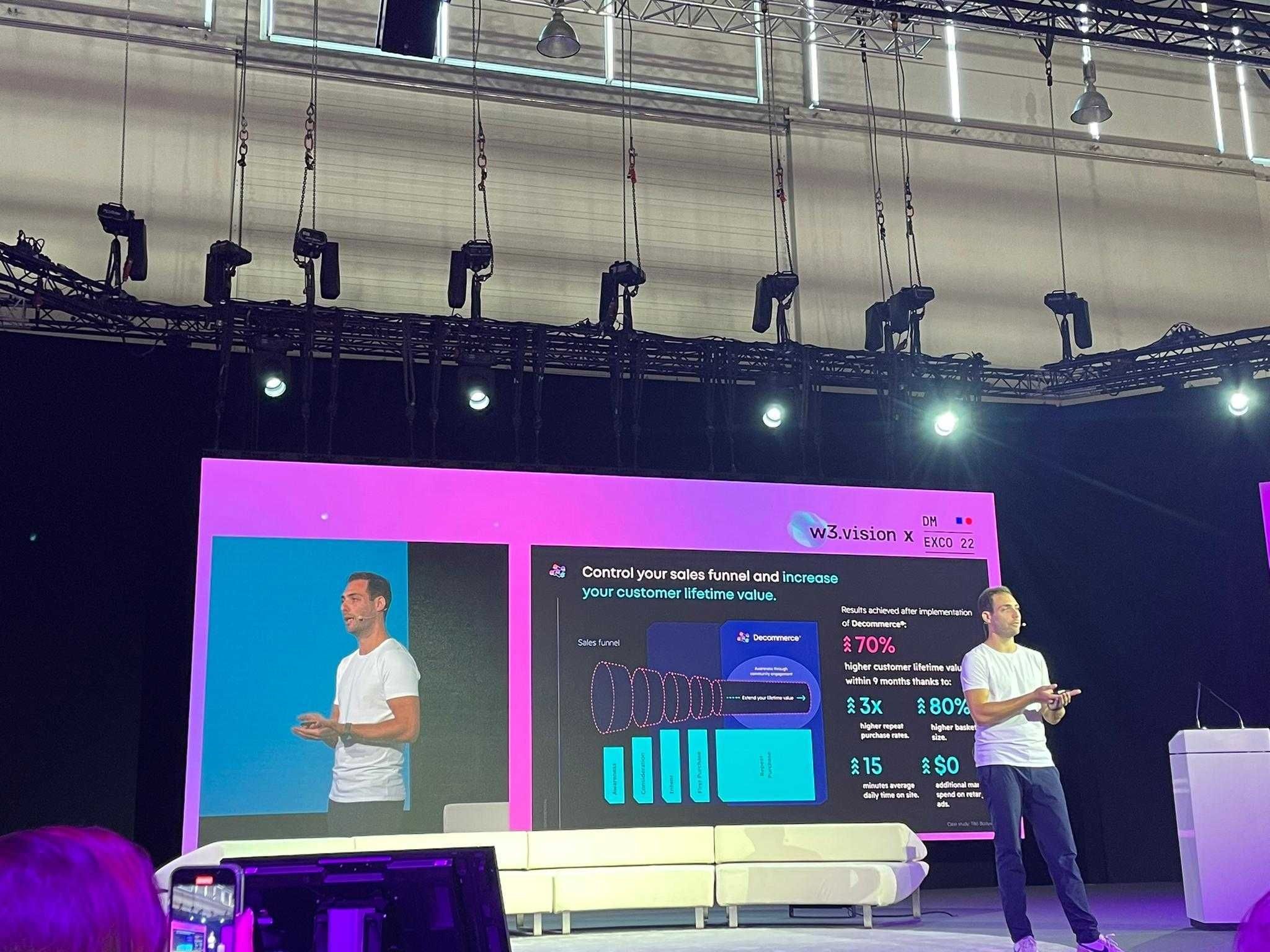 Roy Bernheim presenting on the main stage at DMEXCO 2022, results shown behind him